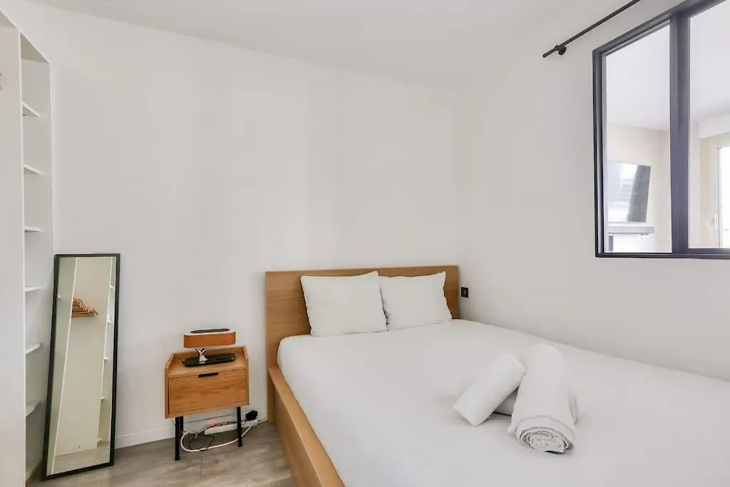 Appartement Avec Balcon Et Parking A 1Min Du Metro Paris 0*,  France